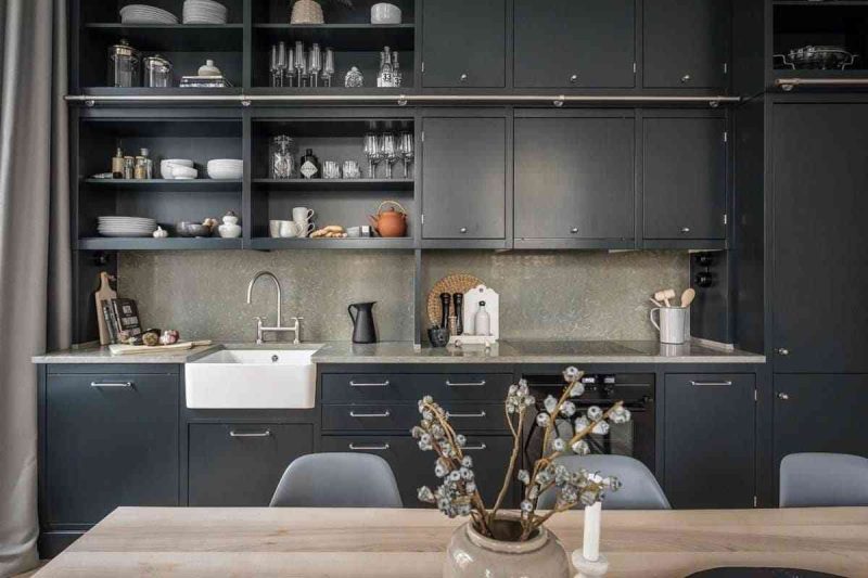 Thiết kế nội thất cổ điển tinh tế với gam màu xám Thiết kế nội thất cổ điển tinh tế với gam màu xám - 5bb1c8fe2271a showroom noi that nhap khau open kitchen shelving 800x533