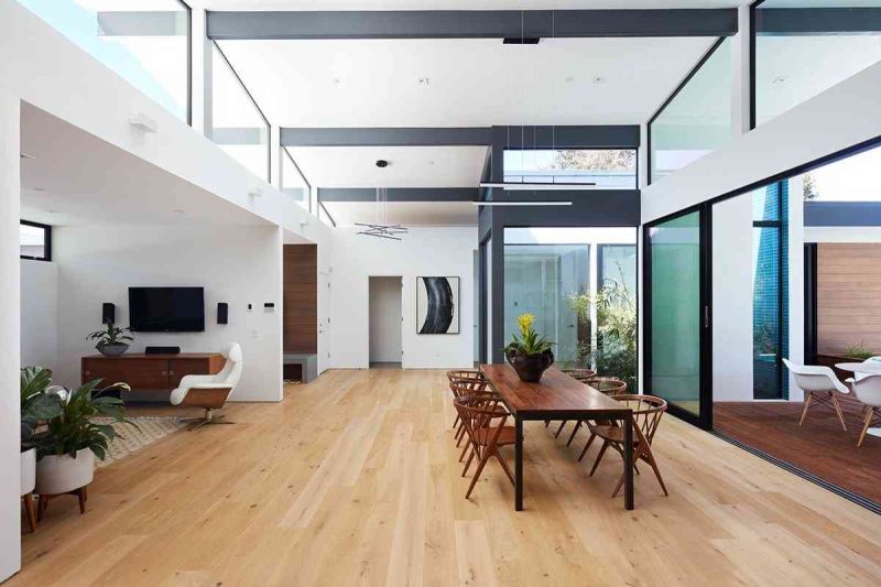 Căn biệt thự hiện đại với lối thiết kế độc lạ Căn biệt thự hiện đại với lối thiết kế độc lạ - 5bce992cd1c79 showroom noi that nhap khau Wood dining table 800x533