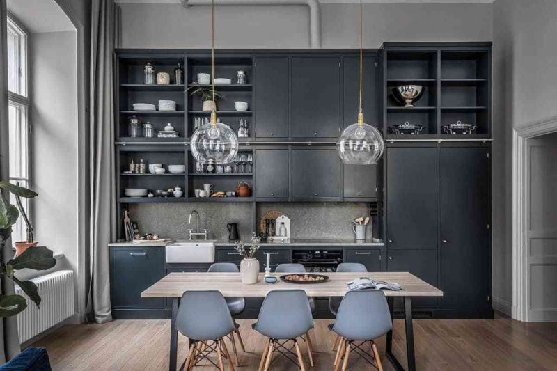 Thiết kế nội thất cổ điển tinh tế với gam màu xám Thiết kế nội thất cổ điển tinh tế với gam màu xám - showroom noi that nhap khau Grey kitchen cabinets 800x533